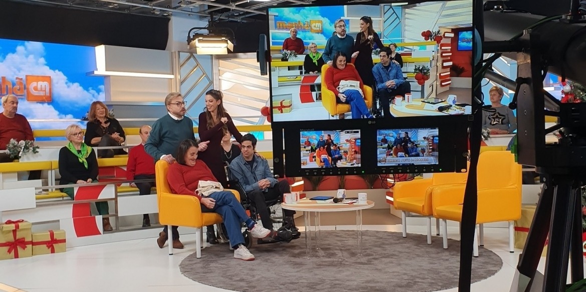 Adelaide e Rafael recebem óculos novos
