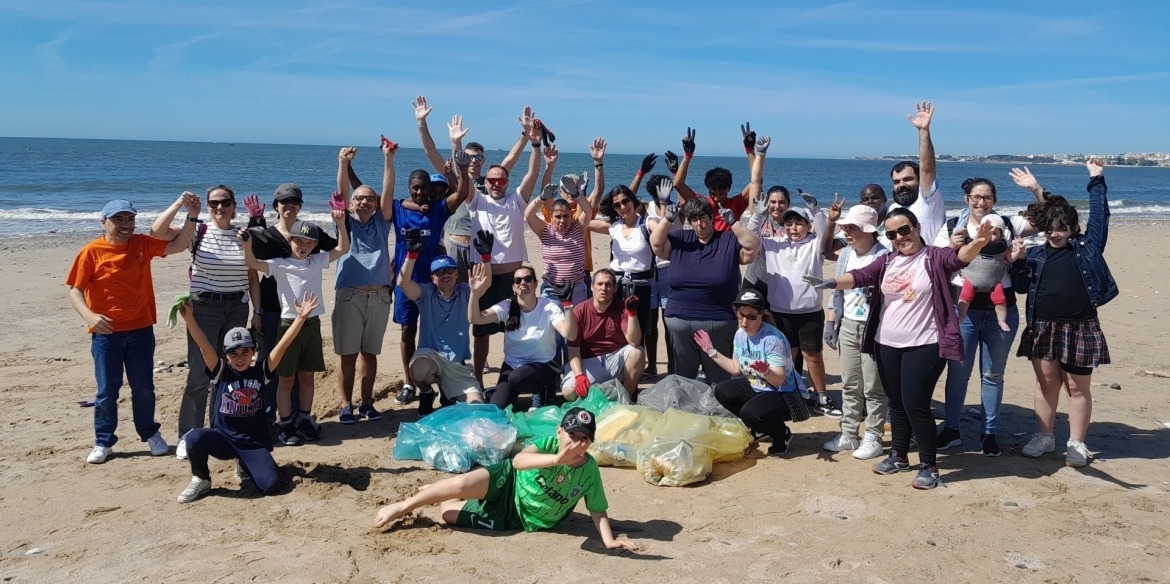 ação voluntariado limpeza praia da CERCIOEIRAS