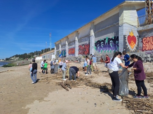 ação voluntariado limpeza praia da CERCIOEIRAS
