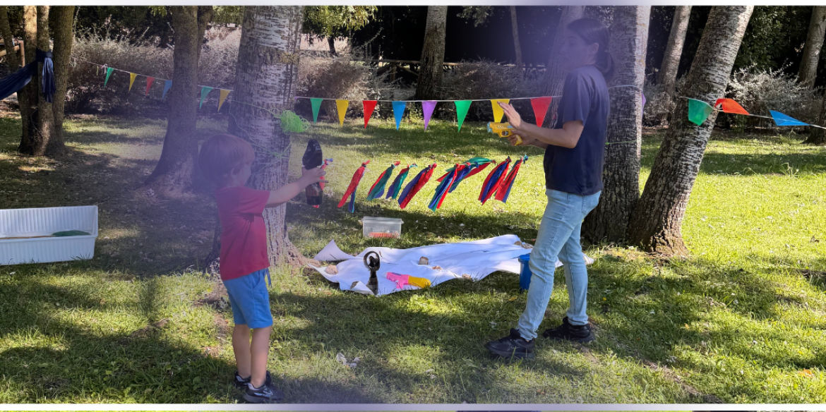 A sess&atilde;o &ldquo;Explorar a Brincar na Rua&rdquo; refor&ccedil;ou uma das ideias centrais do Brincar+: n&atilde;o &eacute; necess&aacute;rio um espa&ccedil;o espec&iacute;fico ou brinquedos sofisticados para criar oportunidades significativas de aprendizagem.