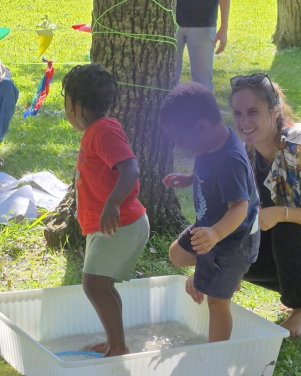 A sess&atilde;o &ldquo;Explorar a Brincar na Rua&rdquo; refor&ccedil;ou uma das ideias centrais do Brincar+: n&atilde;o &eacute; necess&aacute;rio um espa&ccedil;o espec&iacute;fico ou brinquedos sofisticados para criar oportunidades significativas de aprendizagem.