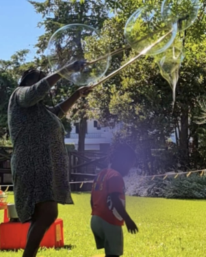 A sess&atilde;o &ldquo;Explorar a Brincar na Rua&rdquo; refor&ccedil;ou uma das ideias centrais do Brincar+: n&atilde;o &eacute; necess&aacute;rio um espa&ccedil;o espec&iacute;fico ou brinquedos sofisticados para criar oportunidades significativas de aprendizagem.