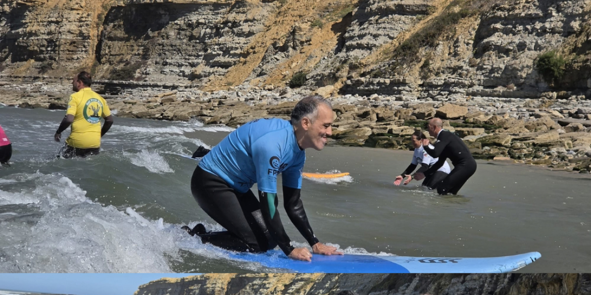 Clientes do CACI da CERCIOEIRAS participam numa atividade de surf inclusivo na Praia do Matadouro, na Ericeira, no &acirc;mbito do InSurfin 2027.