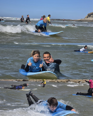 Clientes do CACI da CERCIOEIRAS participam numa atividade de surf inclusivo na Praia do Matadouro, na Ericeira, no &acirc;mbito do InSurfin 2027.
